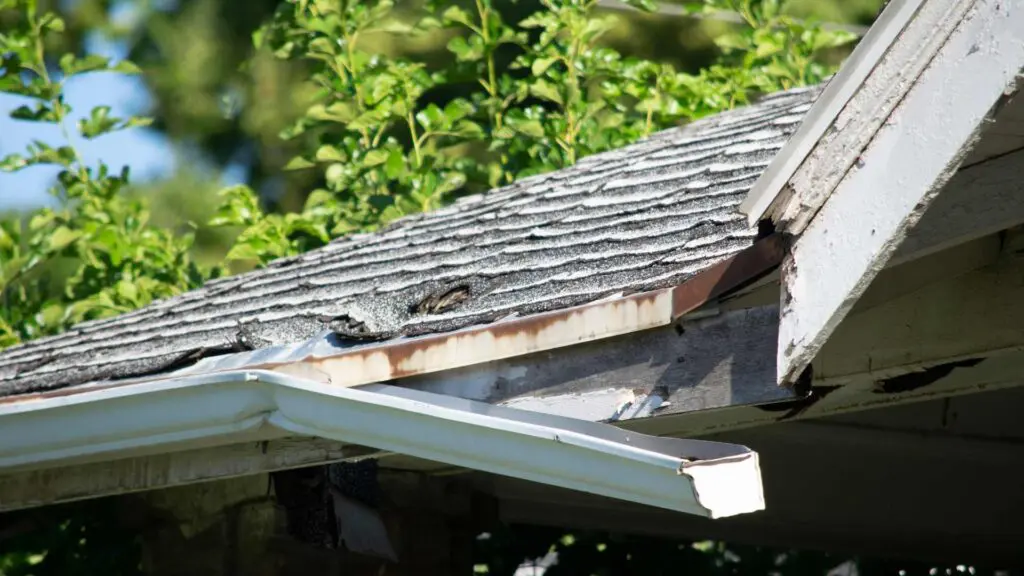 an old roof that is damaged