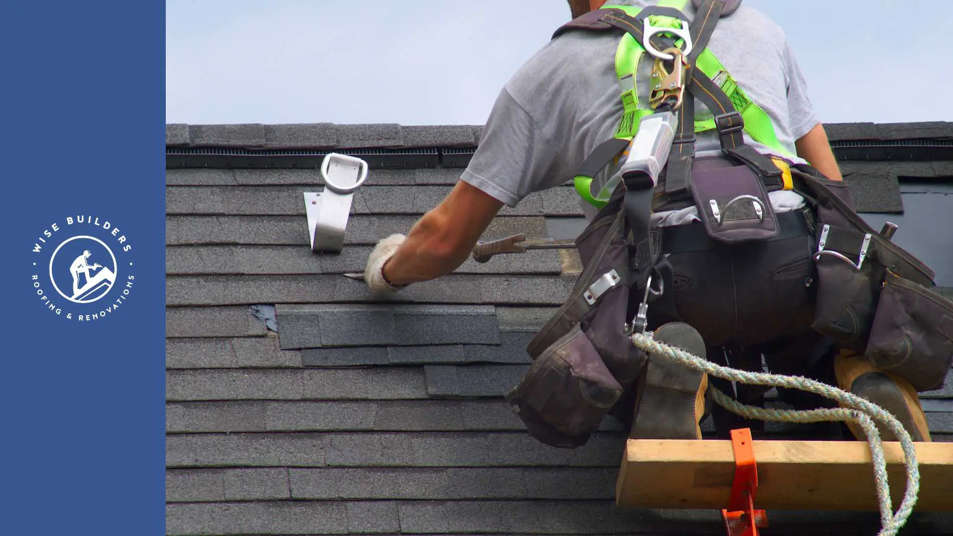 A professional roofer performing a repair on a mobile al home